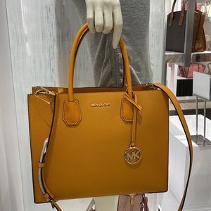 MICHAEL KORS
Mercer Large Pebbled Leather Accordion Tote Bag
Honeycomb Multi